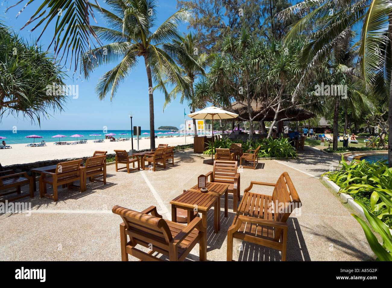 Bar sulla spiaggia e uno snack bar, Kathathani Beach Resort Phuket, Tailandia Foto Stock