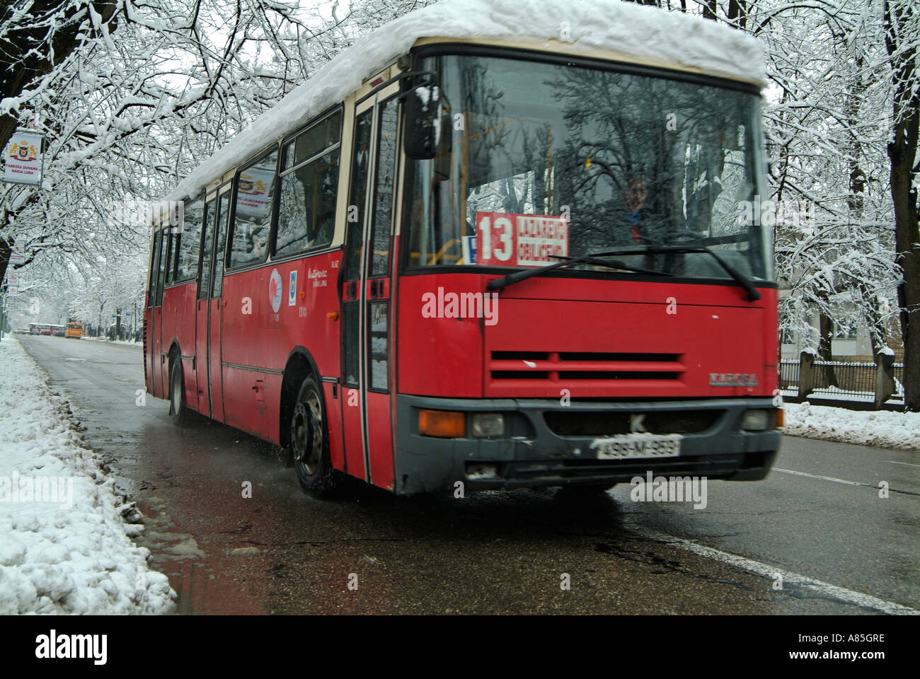 Bus su una strada di Città durante l'inverno la neve Foto Stock