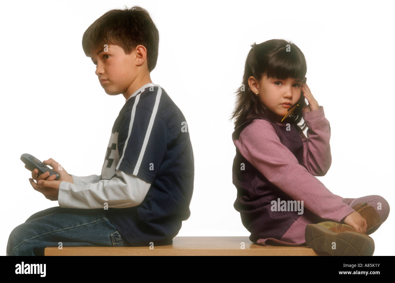 La comunicazione un ragazzo e una ragazza chiamata con i telefoni cellulari Foto Stock