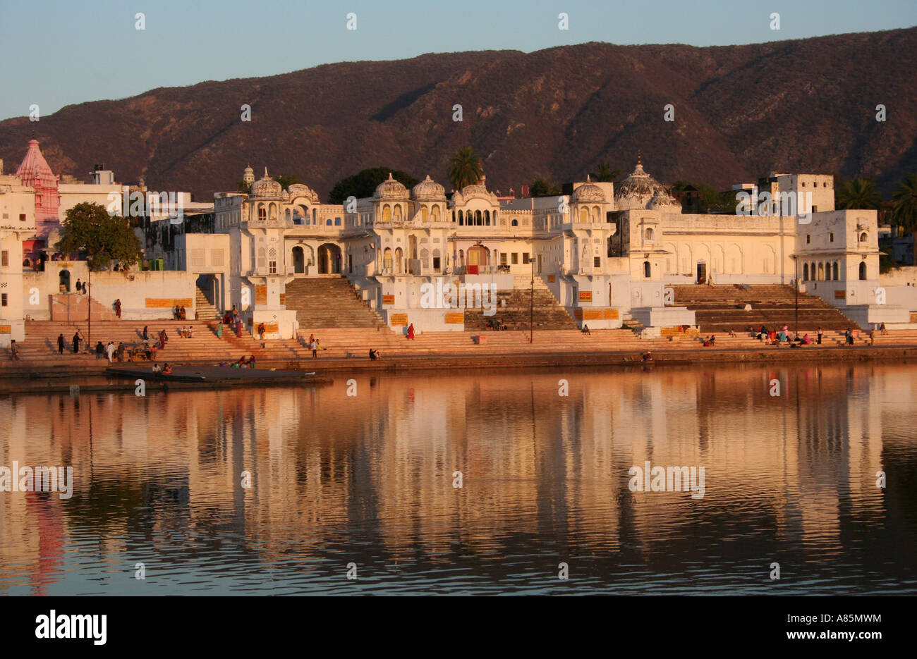 Case riflettendo nel Lago di Pushkar al tramonto. Pushkar, Rasjastan, India. Puskhar lago è un lago sacro per gli indù. Foto Stock