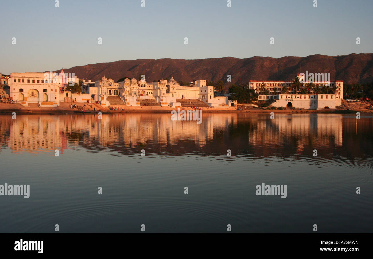 Case riflettendo nel Lago di Pushkar al tramonto. Pushkar, Rasjastan, India. Puskhar lago è un lago sacro per gli indù. Foto Stock