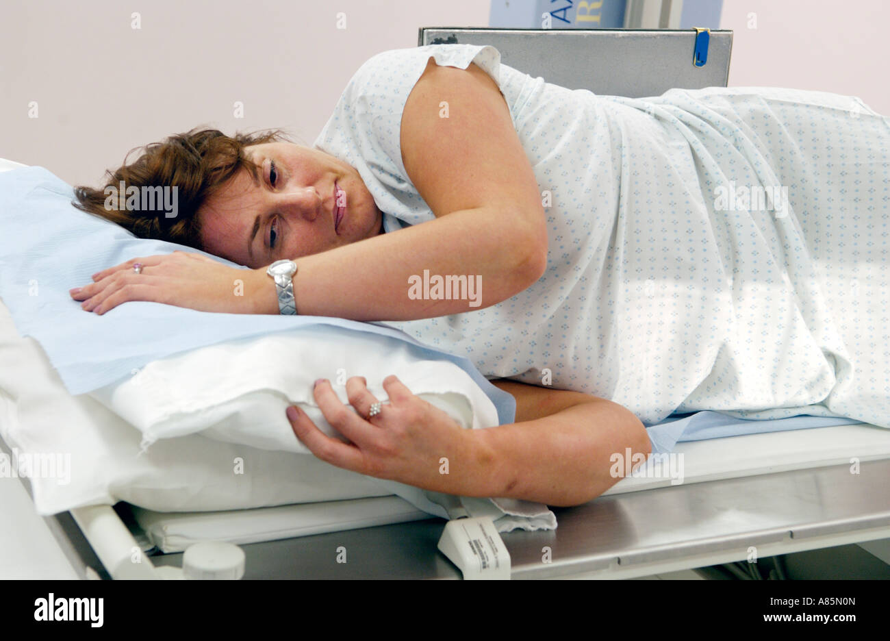 Donna con enema del bario sulla tavola di Siemens Medical Solutions Axiom Iconos R200 fluoroscopia l'unità di imaging ospedale privato REGNO UNITO Foto Stock