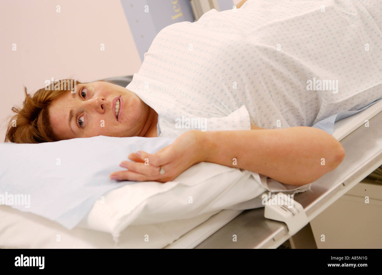 Donna con enema del bario sulla tavola di Siemens Medical Solutions Axiom Iconos R200 fluoroscopia l'unità di imaging ospedale privato REGNO UNITO Foto Stock