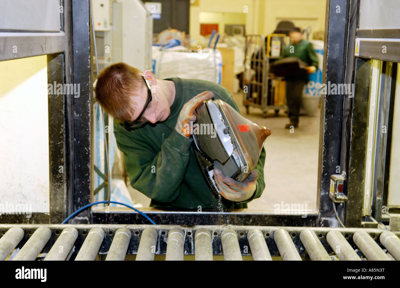Tubo catodico CRT monitor di computer e televisori domestici essendo tagliato aperto pronto per il riciclaggio in fabbrica nel South Wales UK Foto Stock