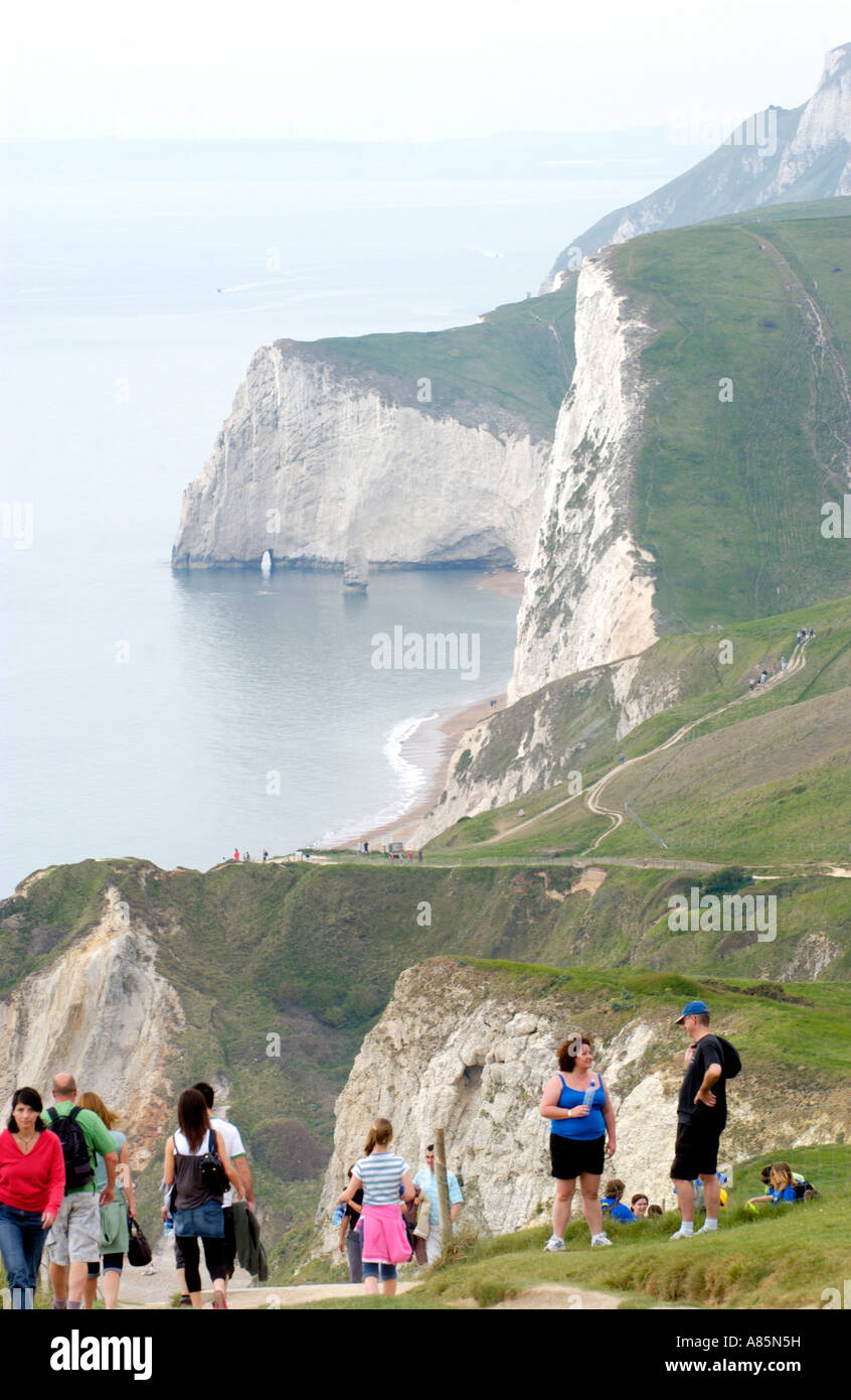 I villeggianti sul sentiero offre viste sulle scogliere calcaree di pipistrelli Testa e testa Swyre su la costa del Dorset England Regno Unito Foto Stock