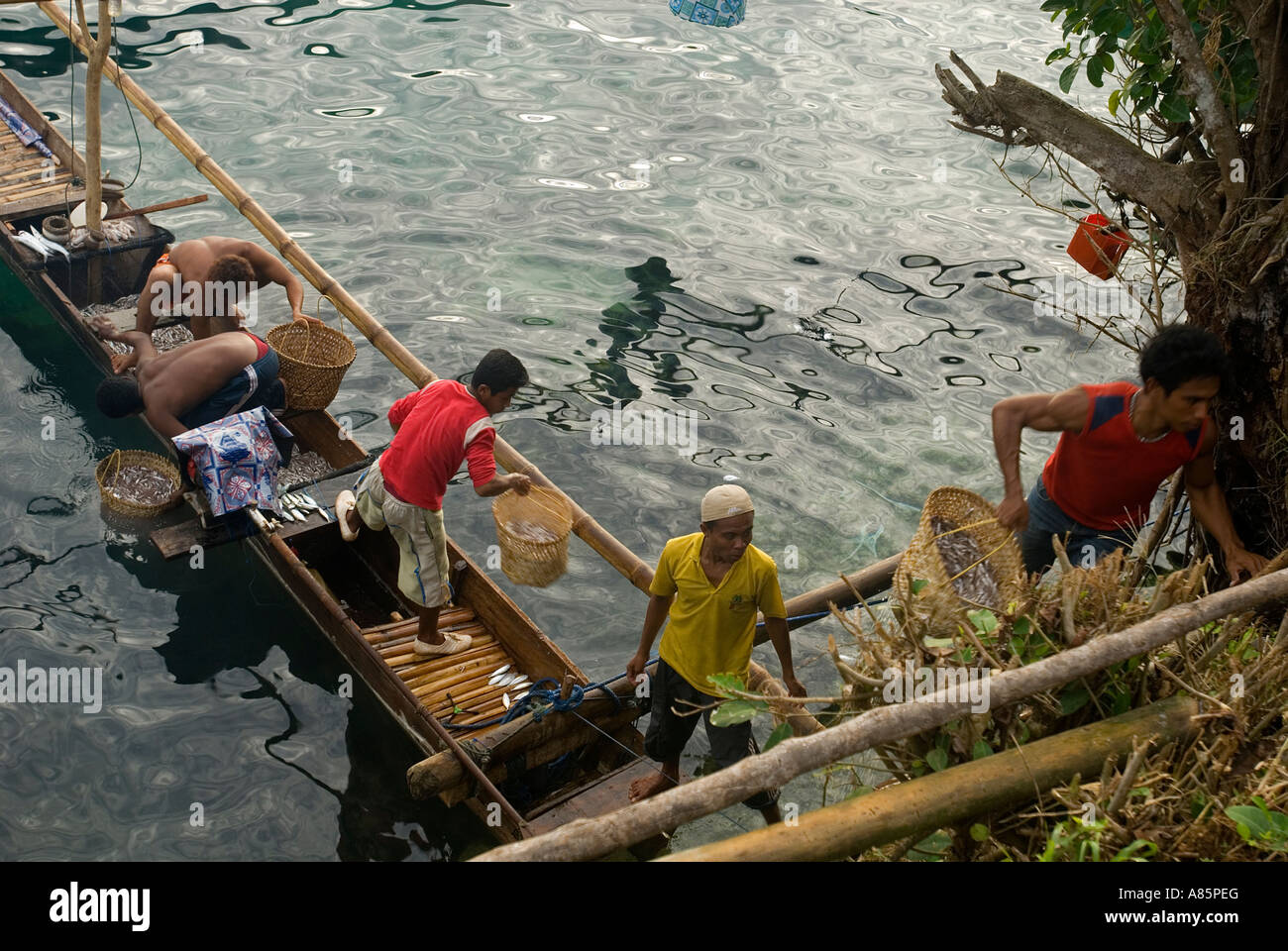 I pescatori Butonese portando le loro catture per asciugare sotto il sole temporanea di un villaggio di pescatori hanno impostato sul isola di Waigeo. Foto Stock