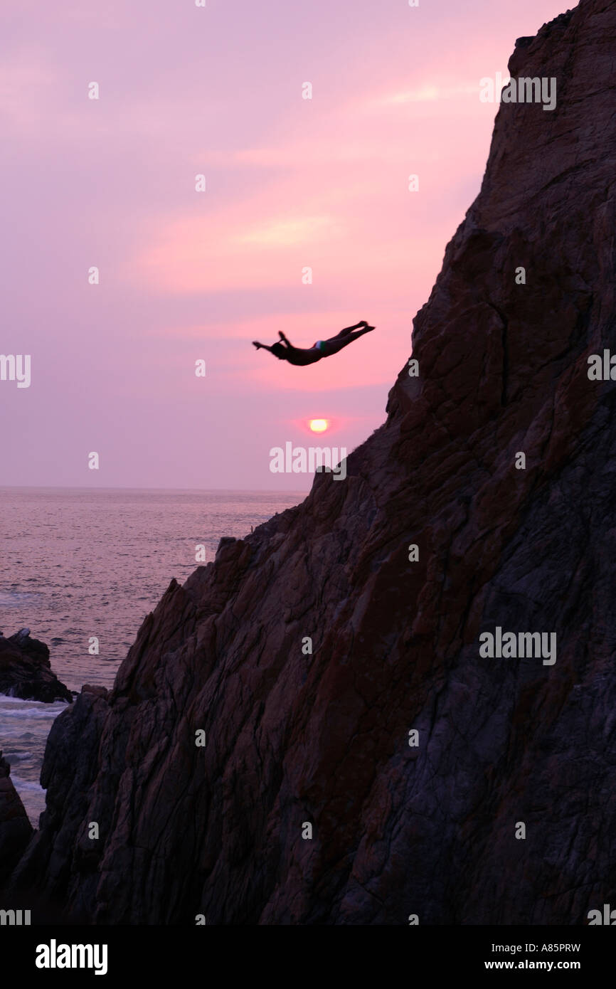 Cliff Diver al tramonto Acapulco, Messico Foto Stock