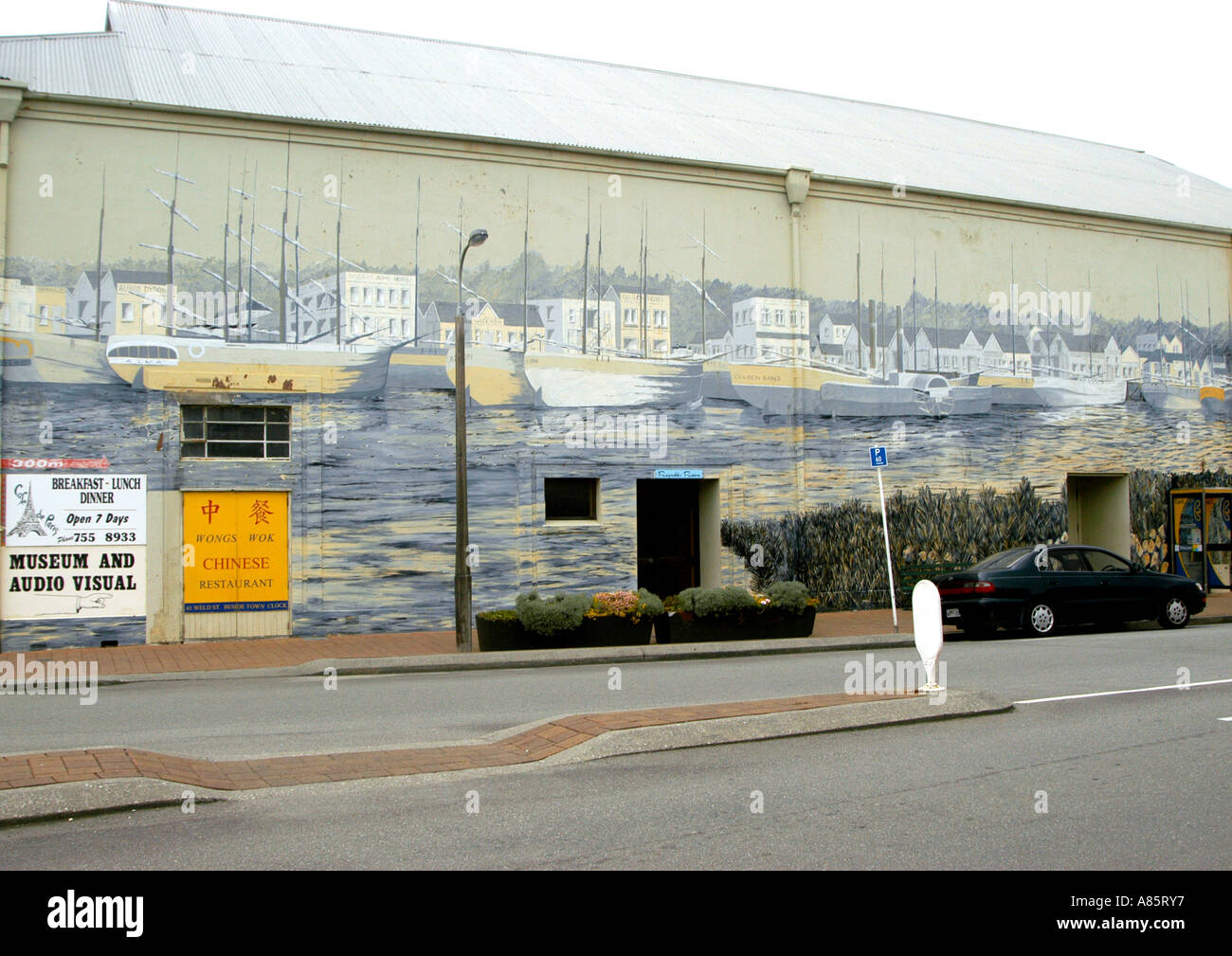 Murale colorato sulla parete dell'edificio di Hokitika, Nuova Zelanda Foto Stock