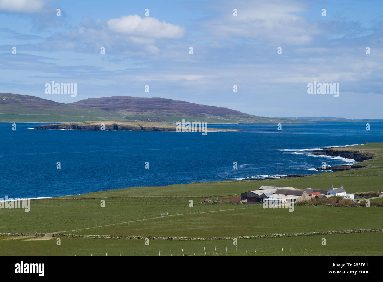 Dh Eynhallow Sound EVIE ORKNEY Orkney agriturismo Evie Eynhallow isola e Rousay costa nord di terreni agricoli Foto Stock