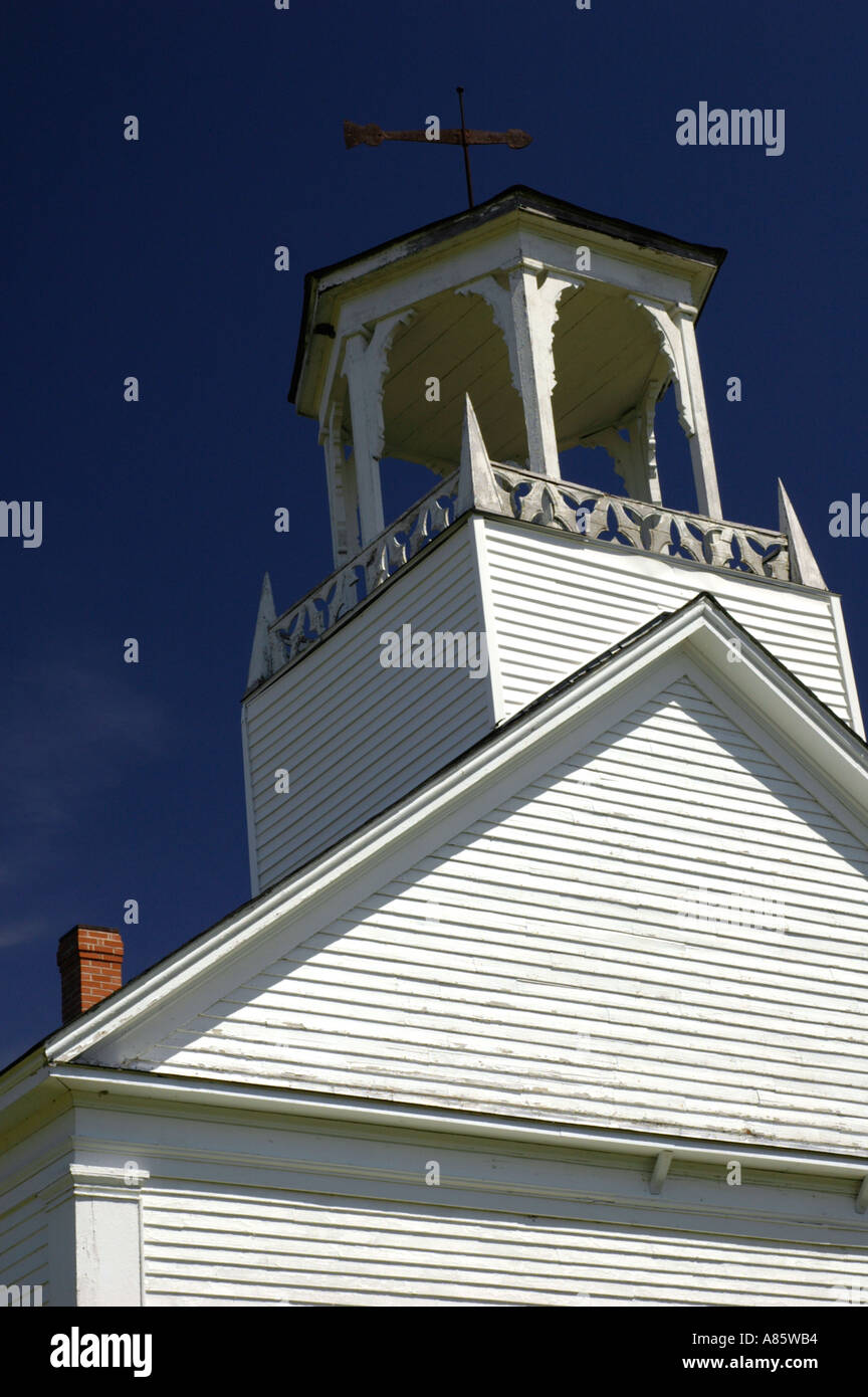Clapboard bianco paese chiesa nelle zone rurali del New Brunswick costruito nel 1855 da immigrati scozzesi in Canada Foto Stock