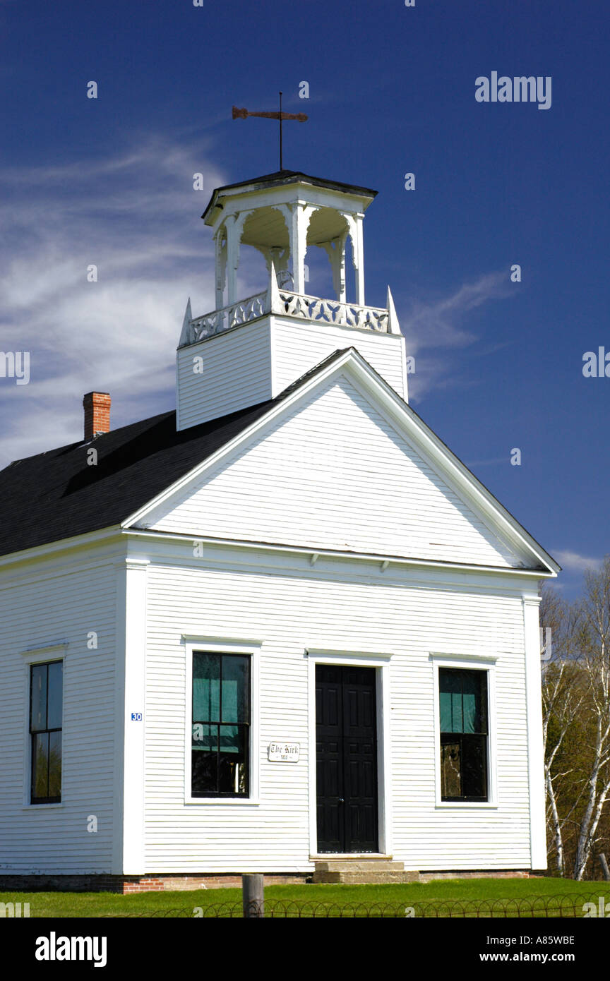 Clapboard bianco paese chiesa nelle zone rurali del New Brunswick costruito nel 1855 da immigrati scozzesi in Canada Foto Stock