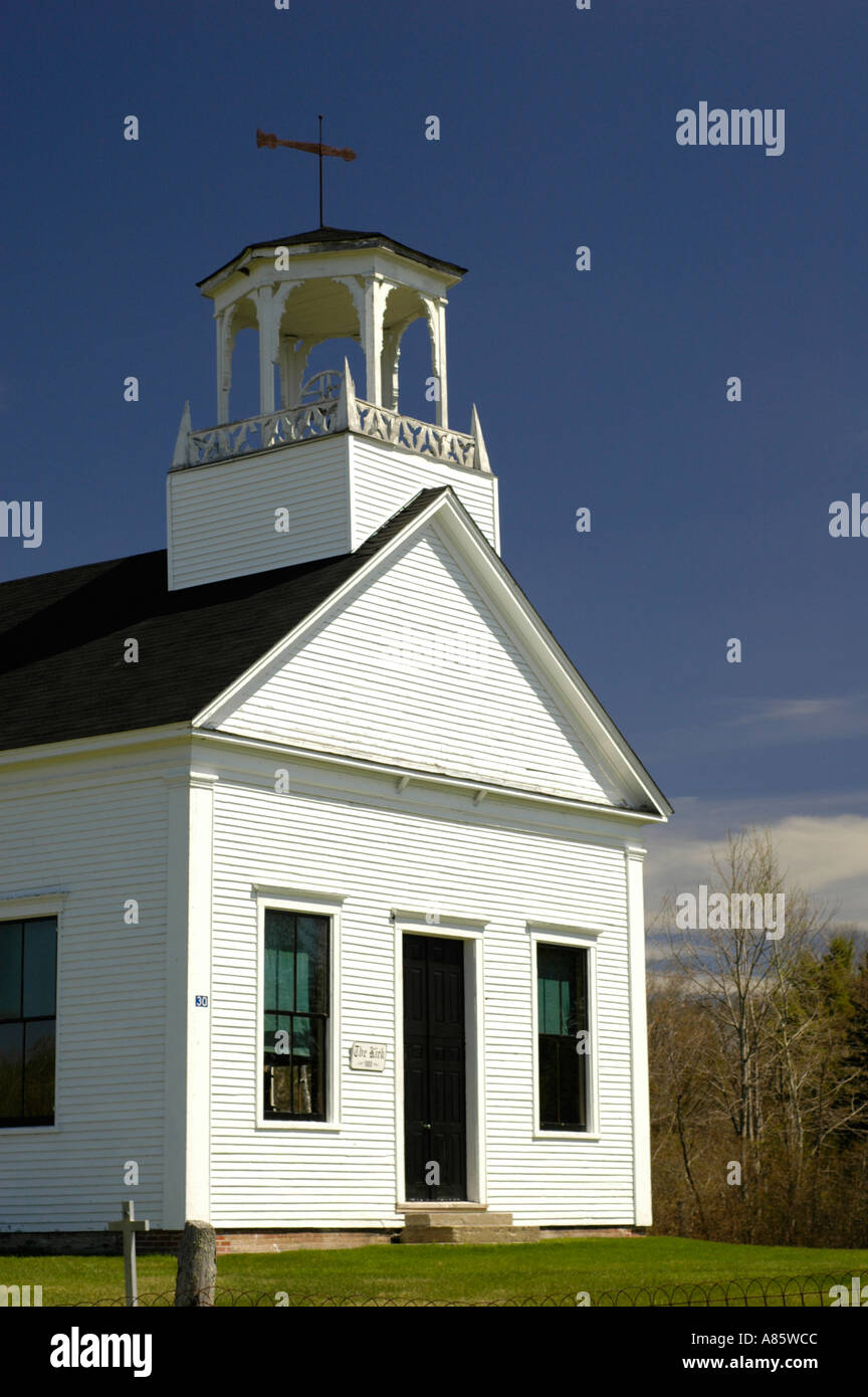Clapboard bianco paese chiesa nelle zone rurali del New Brunswick costruito nel 1855 da immigrati scozzesi in Canada Foto Stock