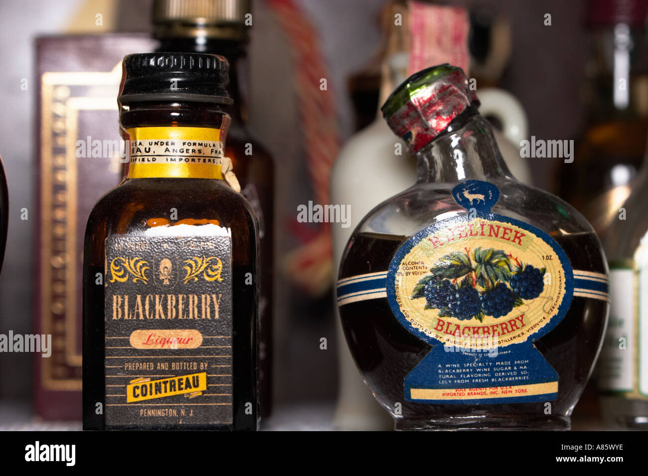 Una collezione di miniature di bottiglie di liquore Foto stock - Alamy