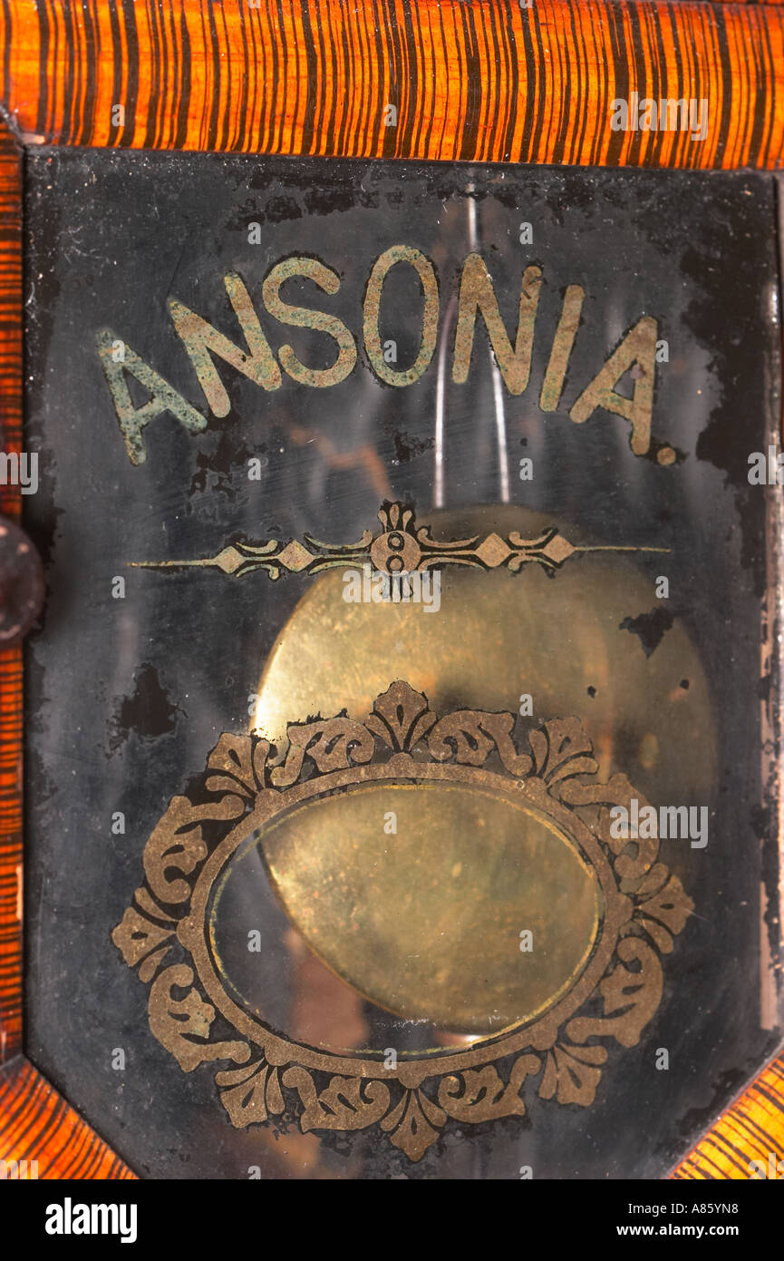 Un antico scuola Ansonia fino orologio vicino. Foto Stock