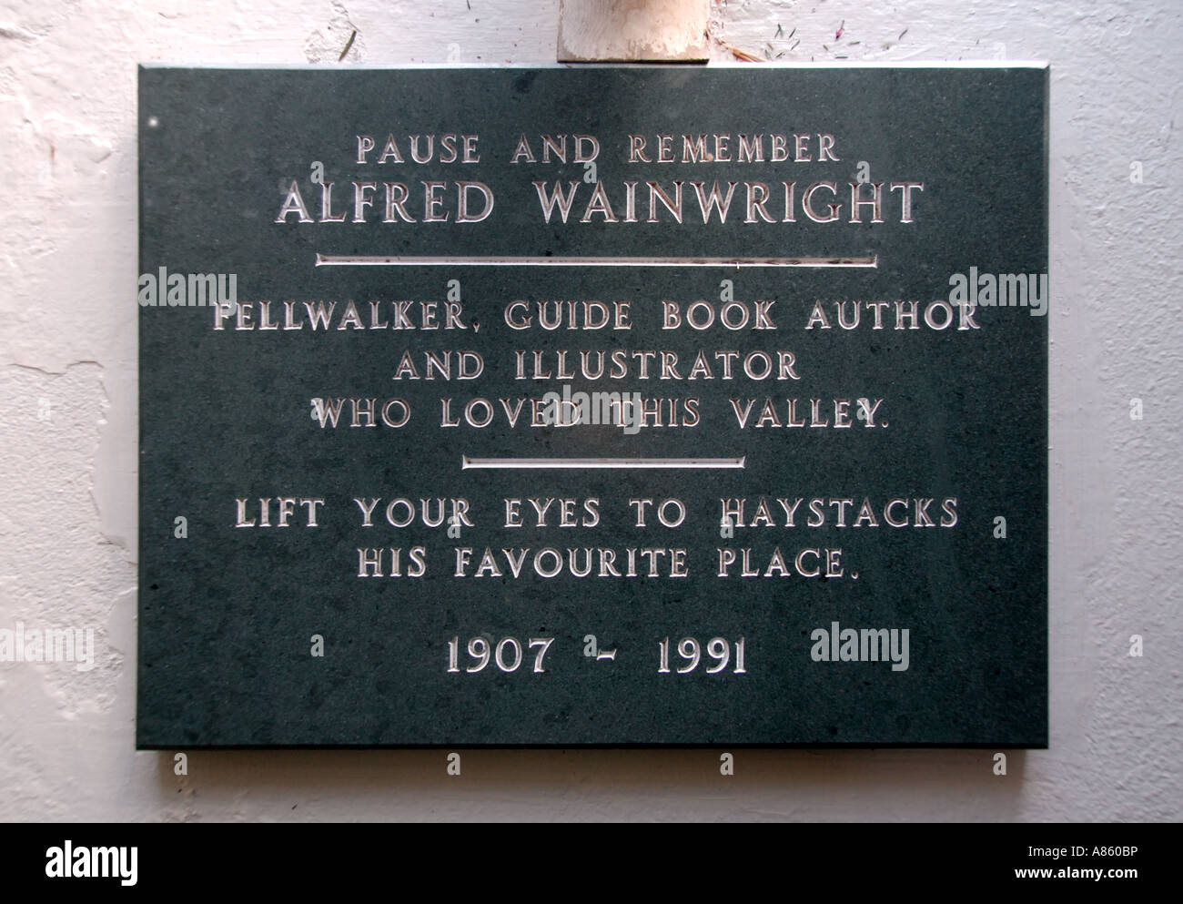 Targa commemorativa per Alfred Wainwright. Buttermere Chiesa. Parco Nazionale del Distretto dei Laghi, Cumbria, Inghilterra, Regno Unito, Europa. Foto Stock