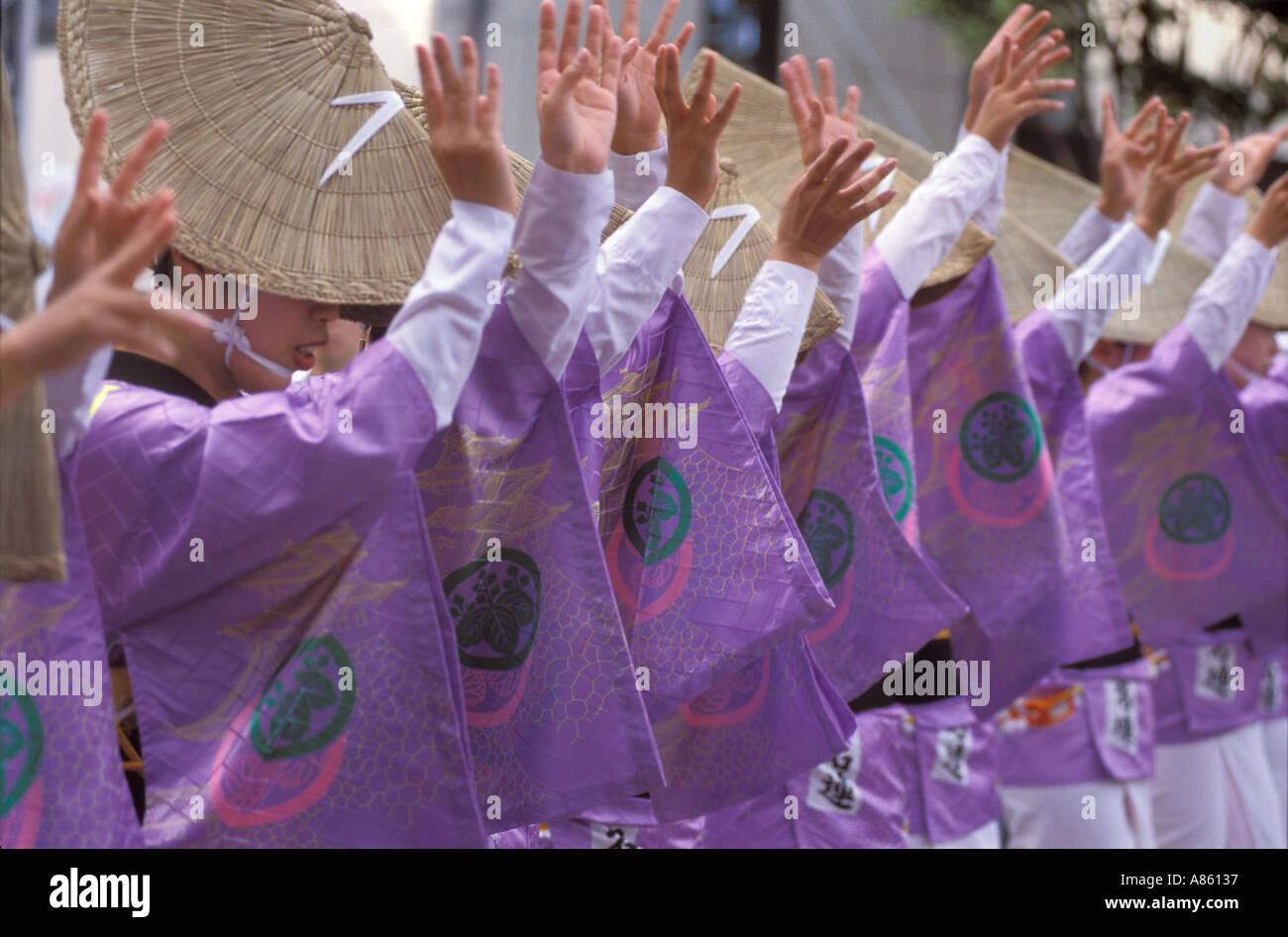 Le donne in kimono e cappelli di paglia danza insieme per le strade di Tokushima durante l'estate l'Awa festival di odori Foto Stock