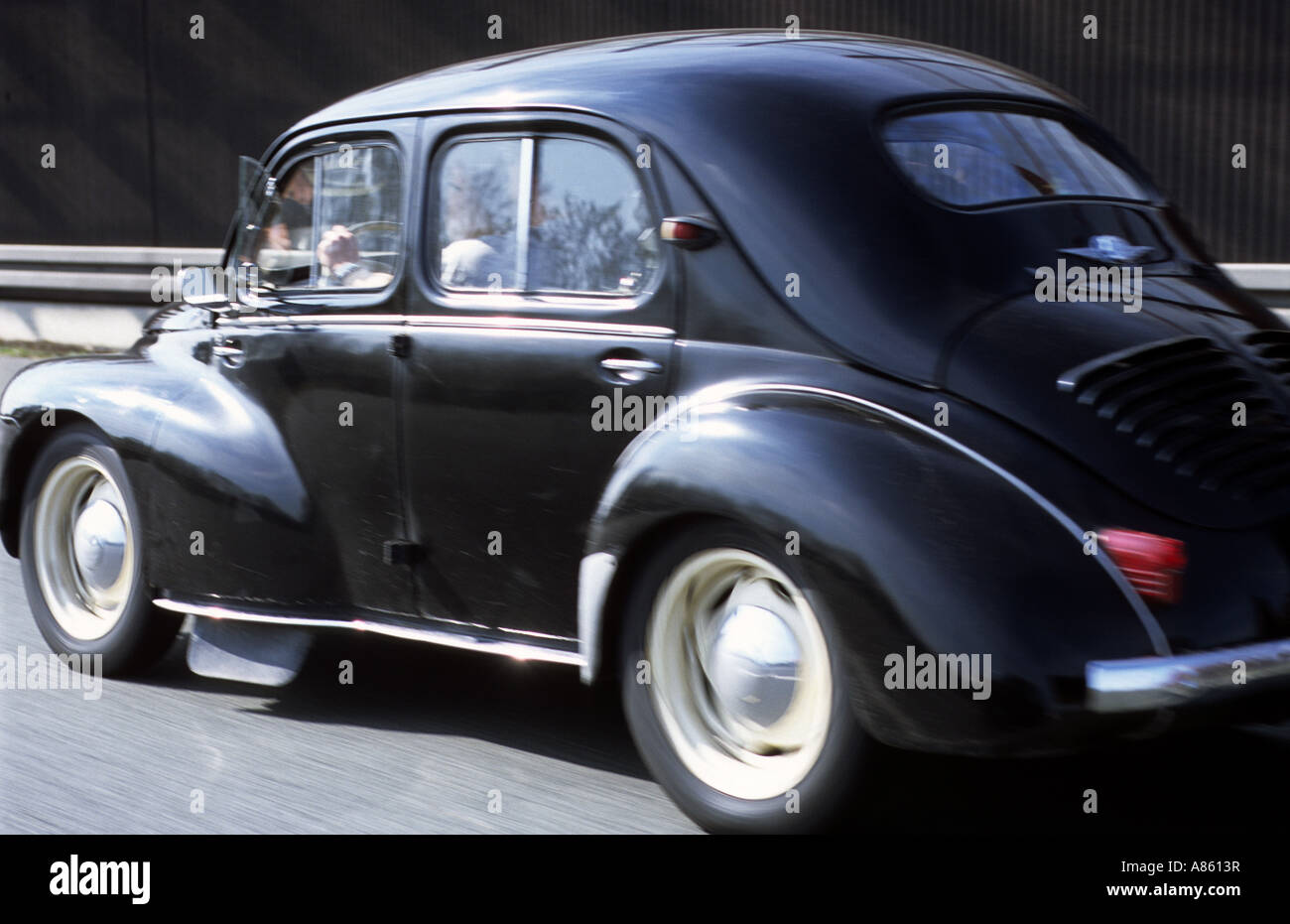 Volkswagen beatle auto su una autostrada vicino a Colonia, nella Renania settentrionale-Vestfalia (Germania). Foto Stock