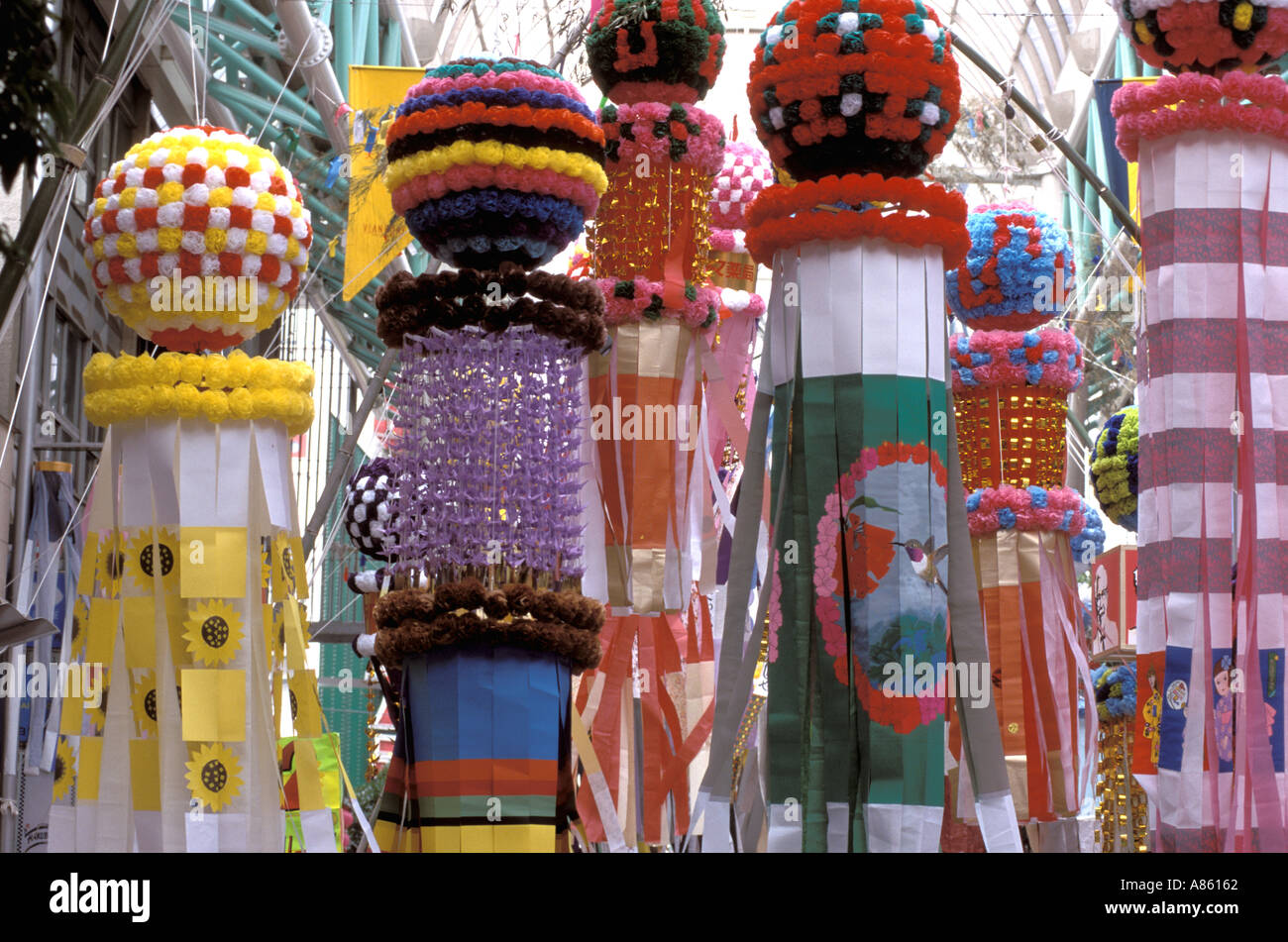 Colorate decorazioni pensili riempire l'interno di un centro commerciale per lo shopping di Sendai per il Festival Tanabata Foto Stock