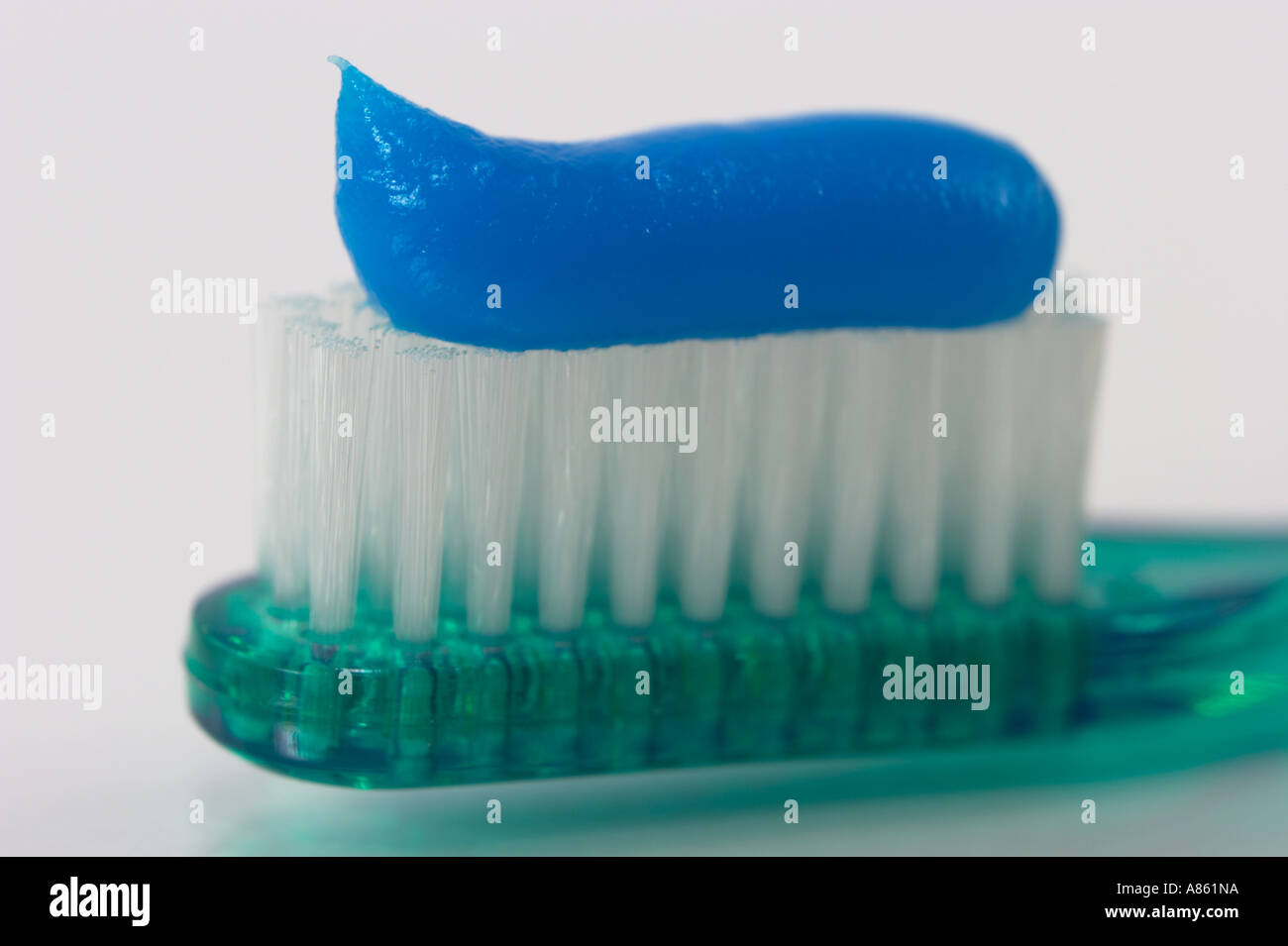 Una chiusura di uno spazzolino da denti (dettaglio) con pasta dentifricia. Foto Stock