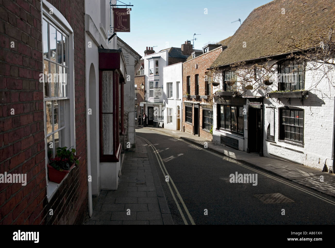 La menta, centro città street, chiusino in strada, doppie linee gialle su entrambi i lati, segala, Sussex, Inghilterra Foto Stock