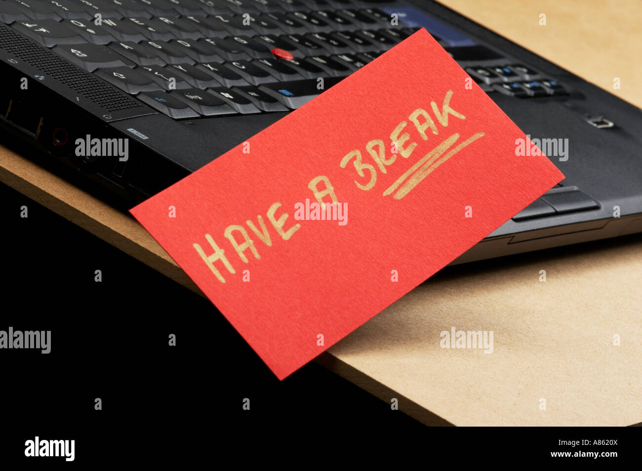 Computer portatile con segno ha un break su una scrivania Foto Stock