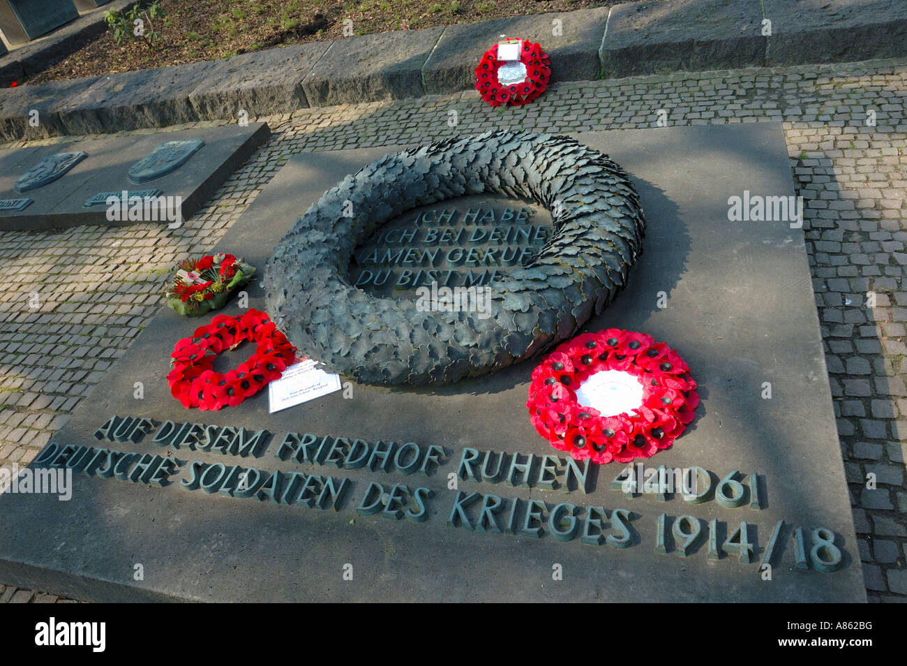 Un memoriale ai caduti soldati tedeschi dalla prima guerra mondiale. Il tedesco miltary cimitero, Langemark, Belgio Foto Stock