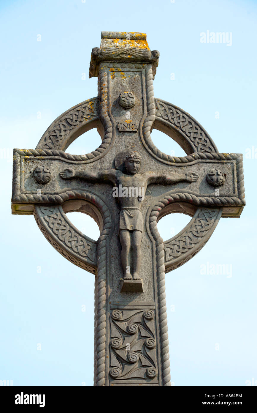 Alta croce al centro della cittadina di Cashel nella Contea di Tipperary in Repubblica di Irlanda Foto Stock