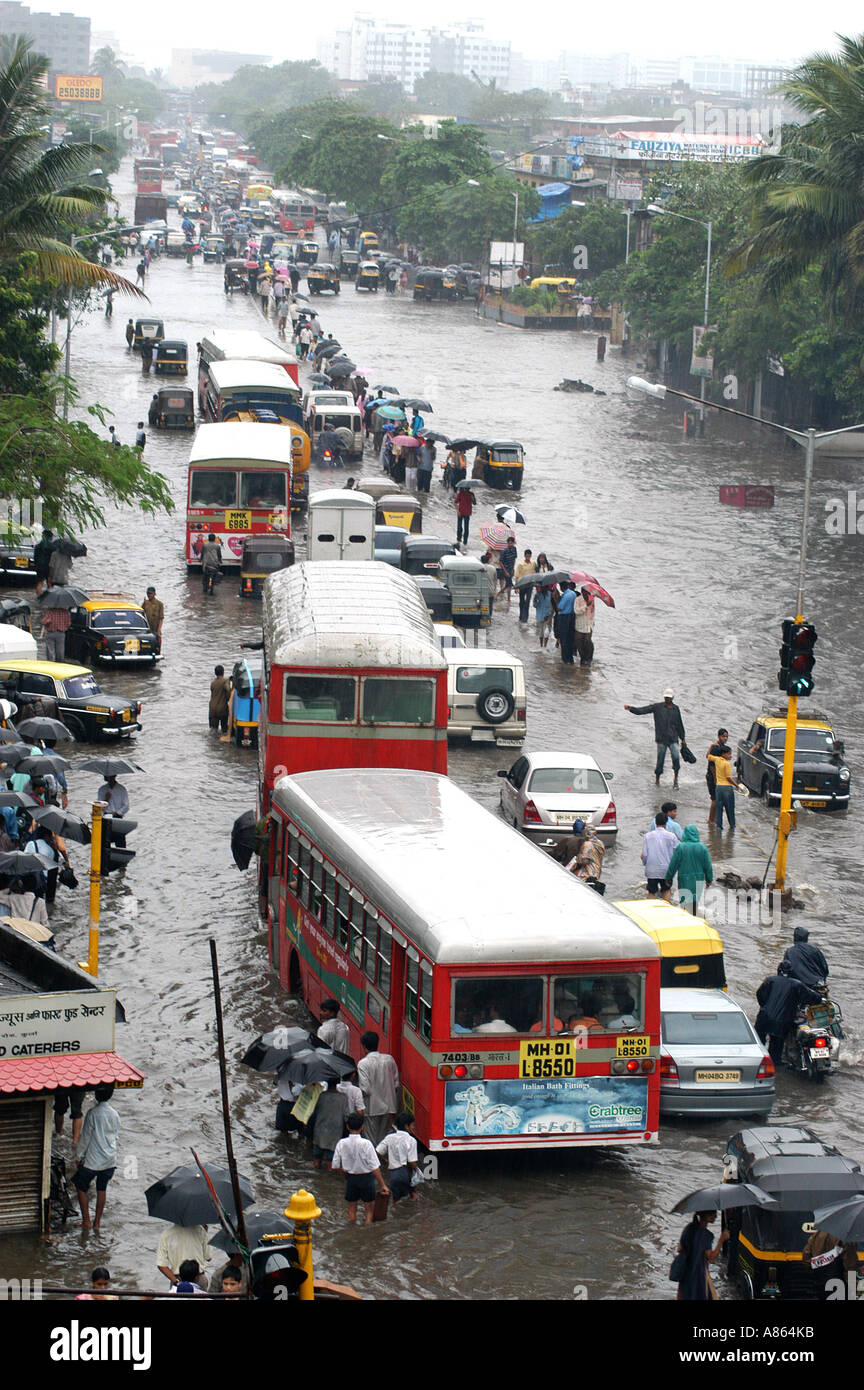 Il traffico su piogge monsoniche a Bombay Mumbai India Foto Stock