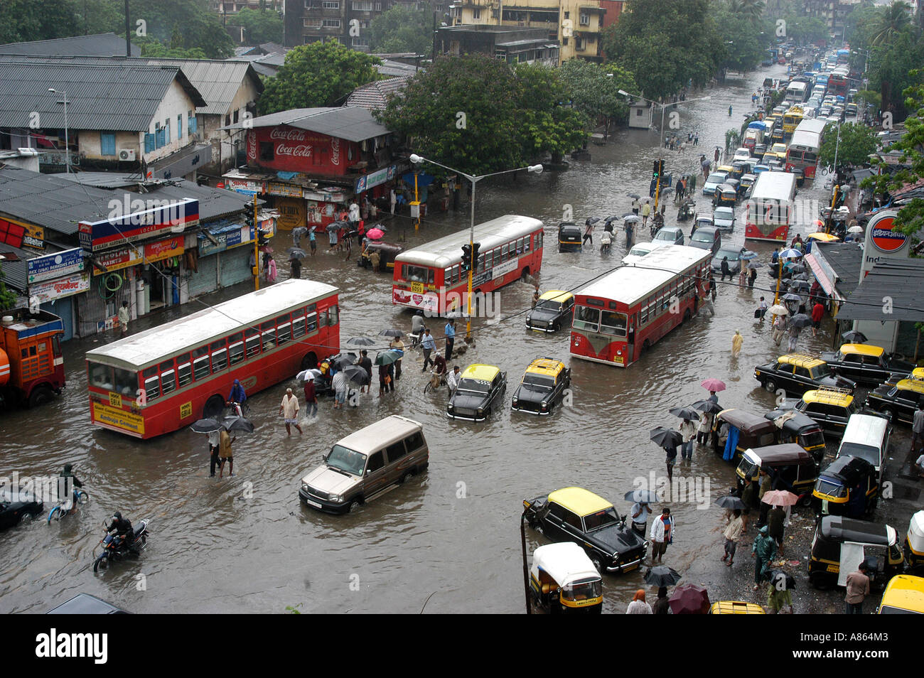 Traffico di inondazioni monsoniche a Bombay Mumbai Maharashtra India Asia-India Foto Stock