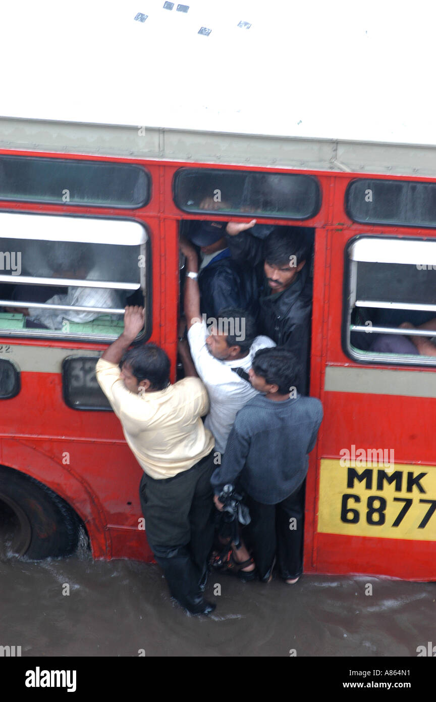 Popolo Indiano appeso sul bus migliore pedana , Bombay, India Foto Stock