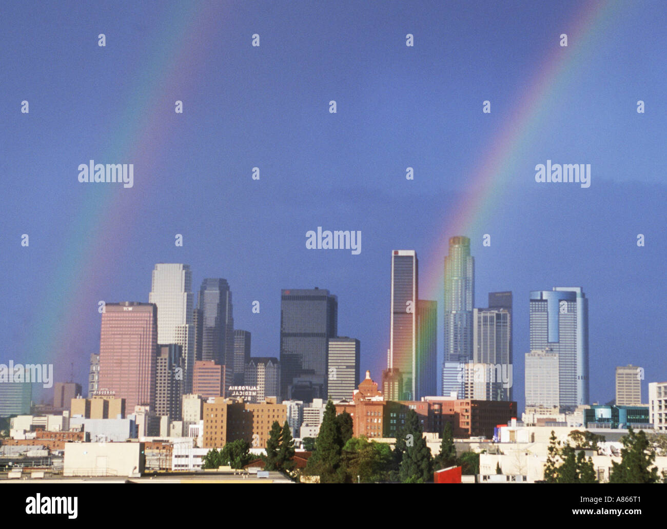 Doppio arcobaleno che sorge fuori dei grattacieli di downtown Los Angeles Foto Stock