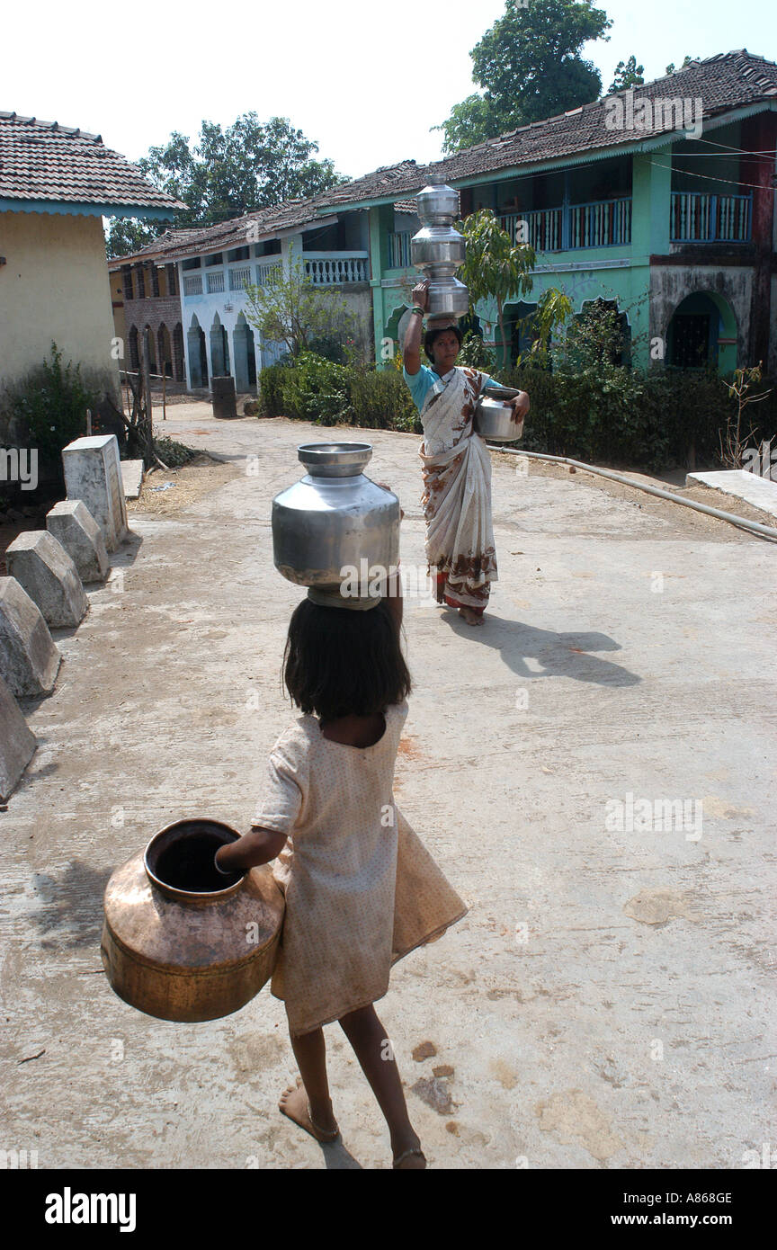 MPD77543 una ragazza bambino sul suo modo di recuperare l'acqua dal pozzetto locale in Roha Raigadh India Foto Stock