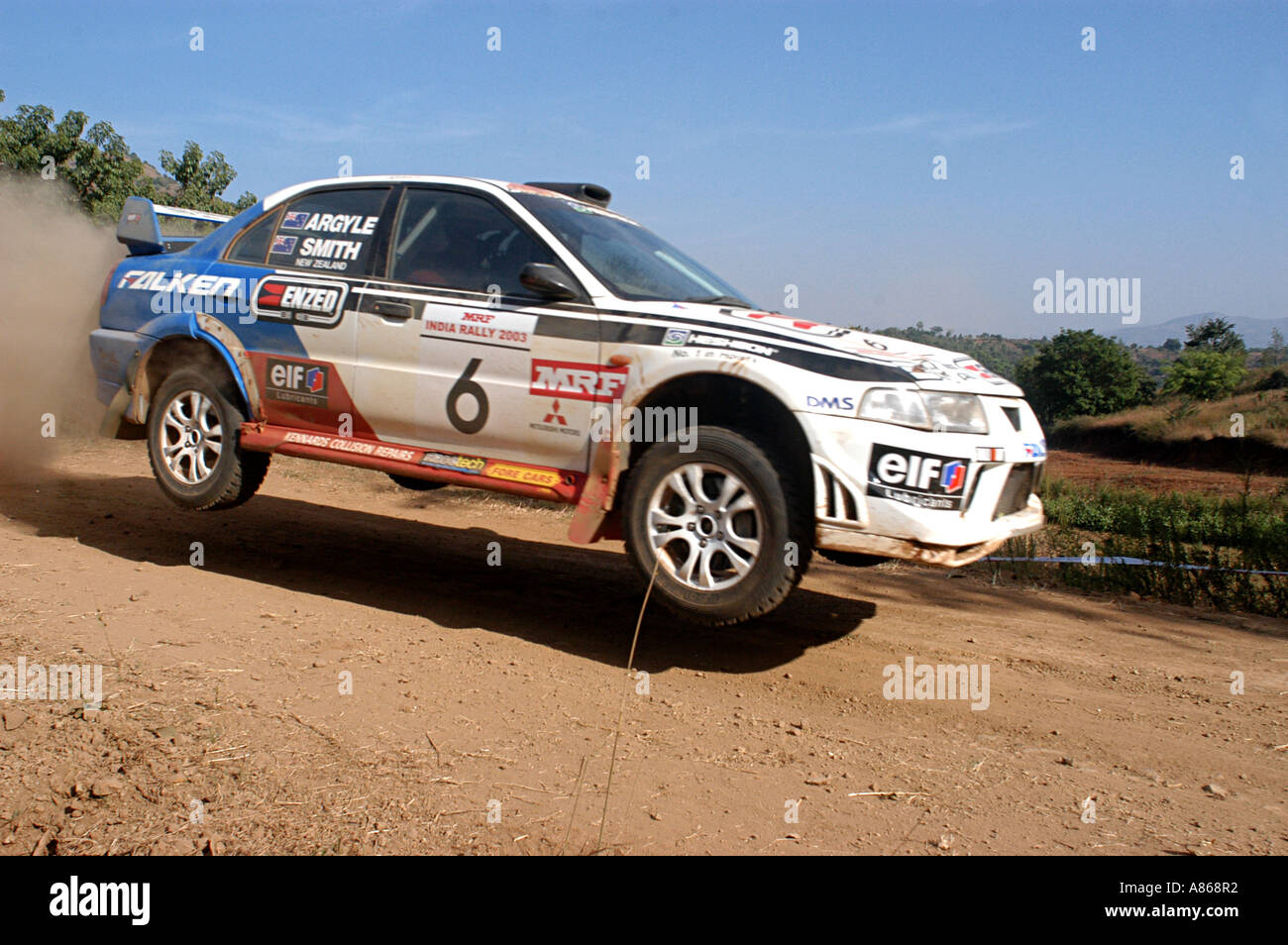MPD77513 Auto in aria che passa attraverso le strade polverose in gara rally india Foto Stock
