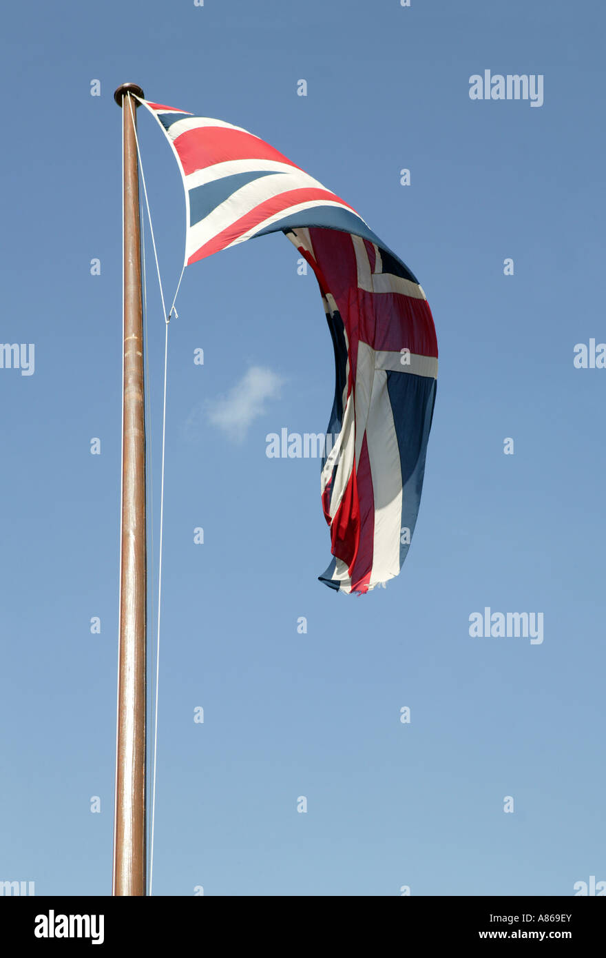 Union Jack flag con blue sky sbattimenti nel vento Foto Stock
