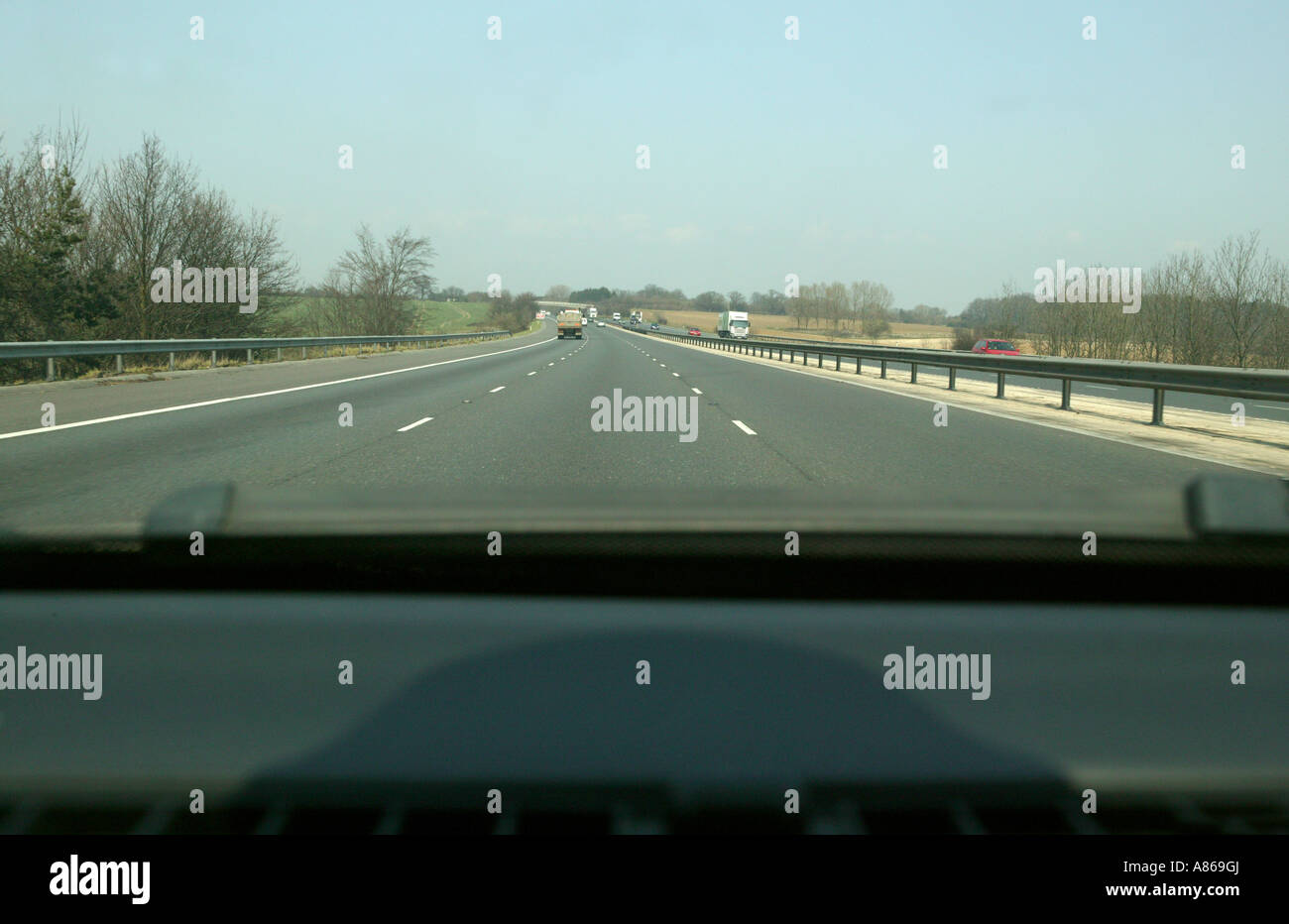 Un'immagine presa dal sedile passeggero di una accelerazione dei processi di auto su una autostrada britannica Foto Stock
