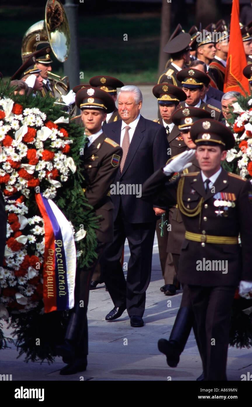 Boris Eltsin la Russia s primo Presidente democraticamente eletto presso la tomba del Milite Ignoto a Mosca Russia Foto Stock