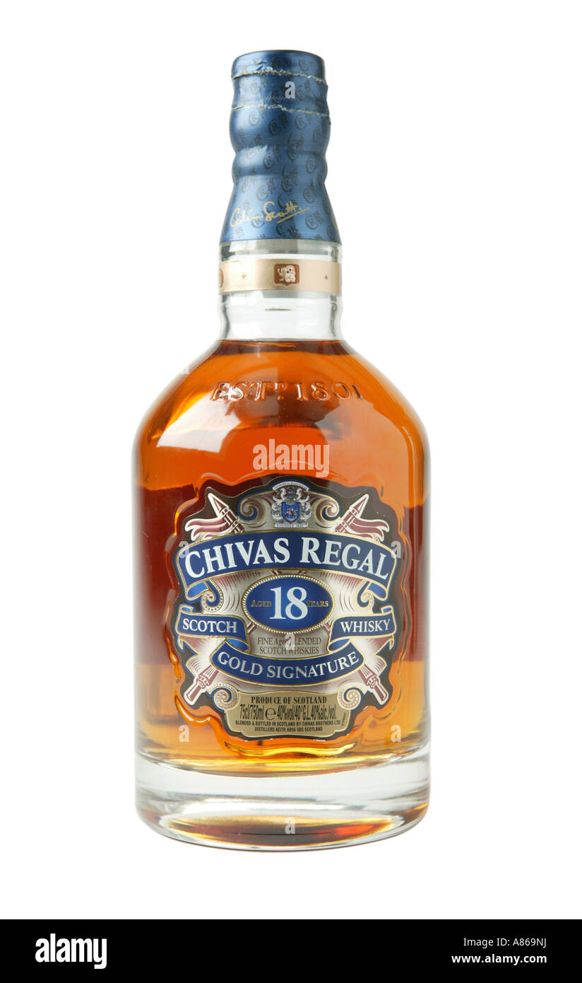 Chivas Regal 18 enne whiskey studio su sfondo bianco giallo shpwing colr whiskey attraverso il vetro Foto Stock