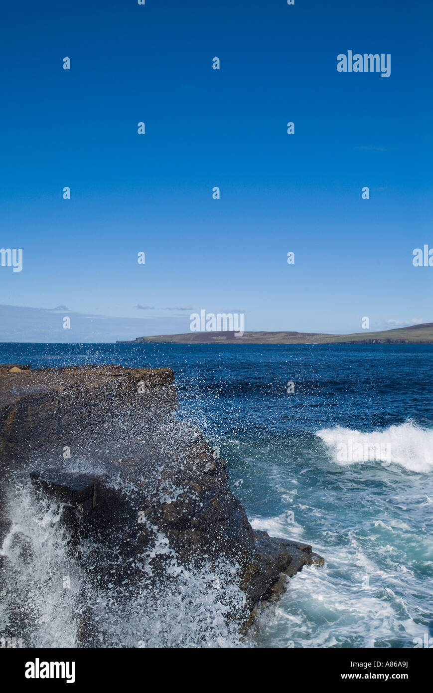 dh ondine ondulati spruzzi a riva EYNHALLOW SUONO ORKNEY SCOTLAND Seacliff blu mare mare mare mare frangitori spray schiuma spray Foto Stock