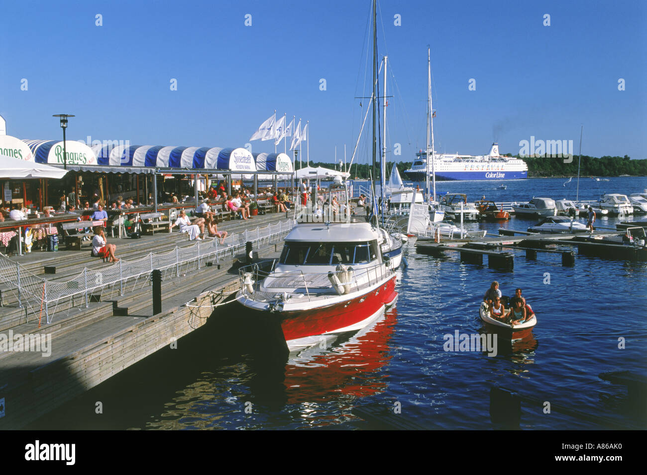 Barche e ristoranti del porto di Aker Pier a Oslo, in Norvegia in estate Foto Stock