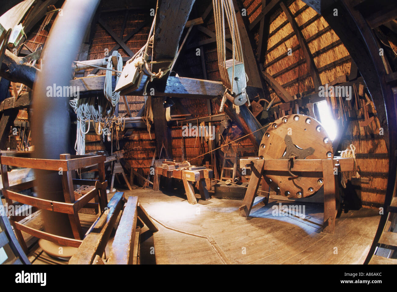 Interno del mulino a vento in legno casa con pulegge, funi e albero di trasmissione in Olanda Foto Stock