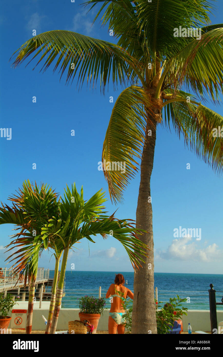 Key West una donna gode di un sole dall'hotel più meridionale Foto Stock