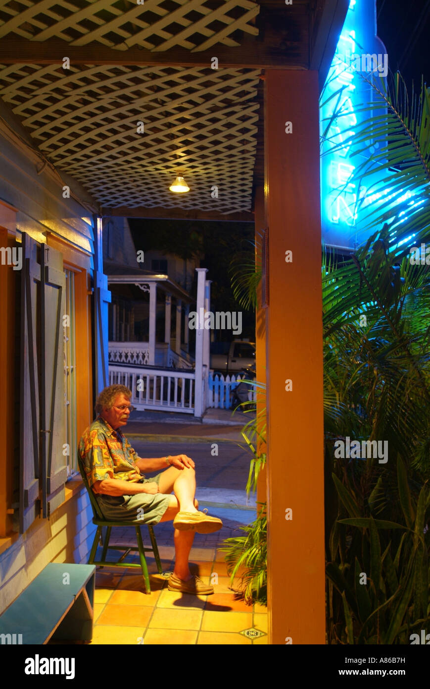 USA Key West un uomo si rilassa al di fuori del cielo blu ristorante la sera Foto Stock