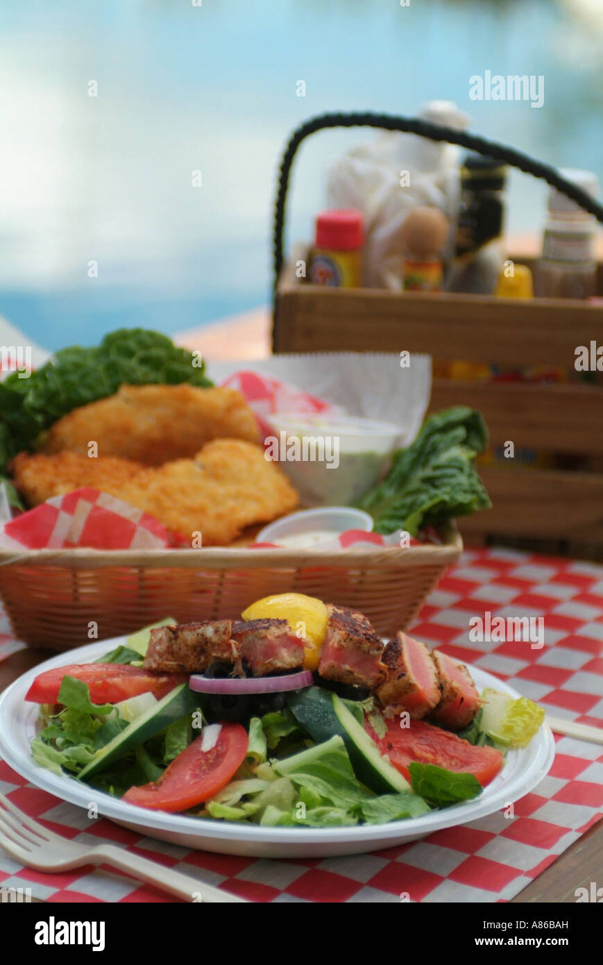 Un tonno grigliato insalata di pesce fritto e hogfish al Hogfish Bar e Grill sul magazzino isola nei pressi di Key West Foto Stock