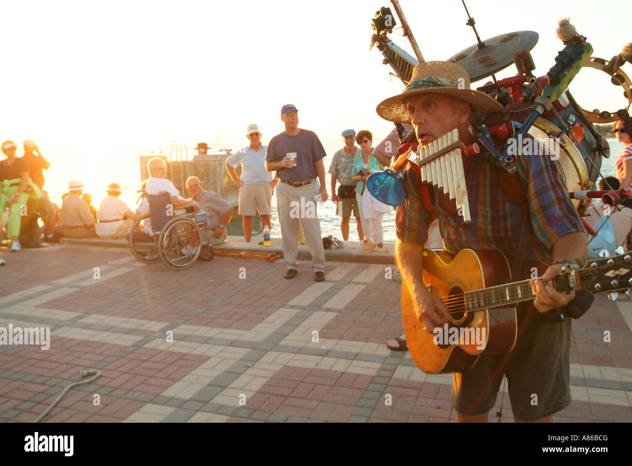 Un one man band suona a Mallory Square Sunset Celebration Key West Foto Stock