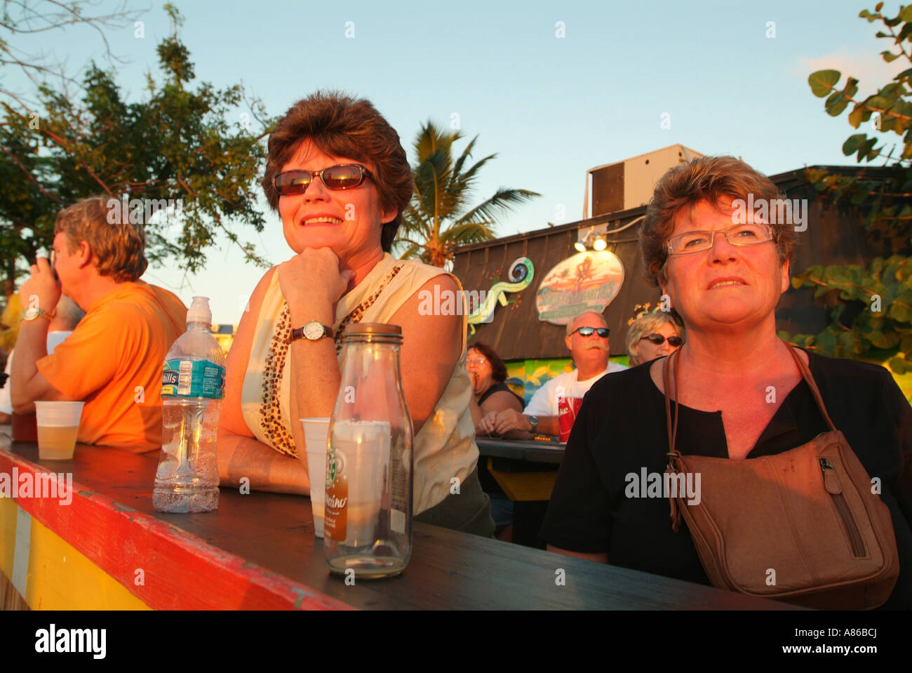 I turisti guardare il tramonto a Mallory Square Sunset Celebration Foto Stock