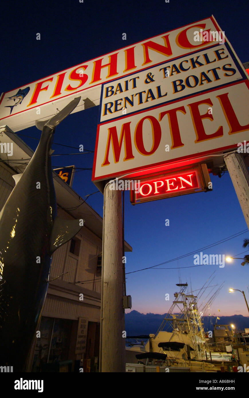 Tramonto su una pesca marina e motel in tasti superiore Foto Stock