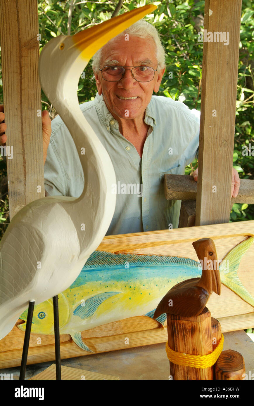 Un intagliatore di legno artista fa il suo lavoro in Islamorada egli rende uccelli costieri in legno Foto Stock