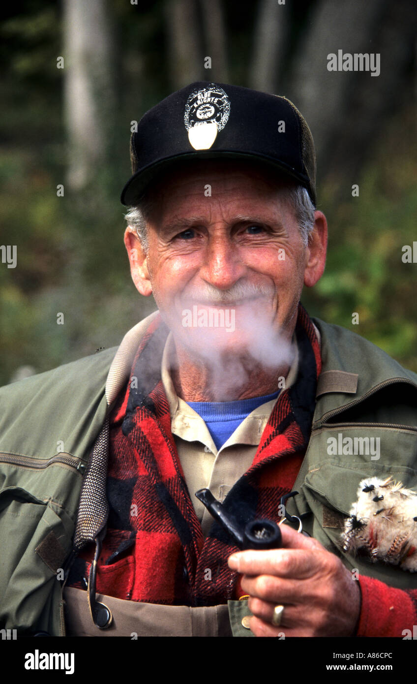 Stati Uniti Massachusetts Berkshires gli alberi della foresta di pesca tubo di legno fumatori fumo Foto Stock