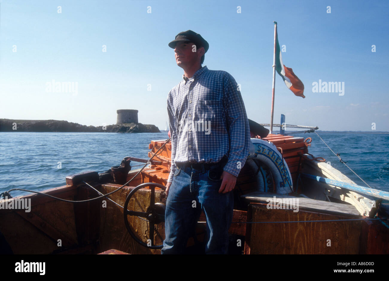 Skipper a bordo della ex RNLI self scialuppa di salvataggio di raddrizzamento Santa Teresa ora un viaggio in barca di Howth contea di Dublino Irlanda Foto Stock