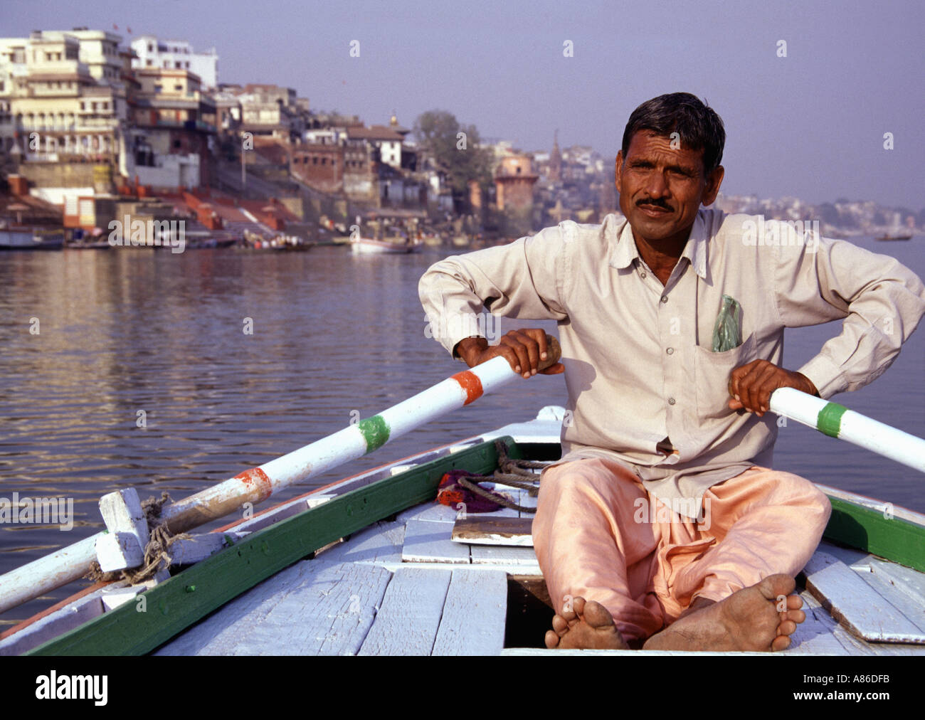 Boatman canottaggio sul fiume sacro Gange a Varanasi nello stato di Uttar Pradesh India Foto Stock